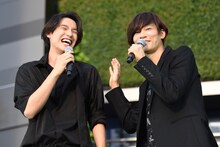 左から福士蒼汰、川上洋平（Vo, G / [ALEXANDROS]）。