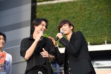 中央左から福士蒼汰、川上洋平。