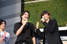 中央左から福士蒼汰、川上洋平。