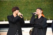 左から[ALEXANDROS]の川上洋平（Vo, G）と磯部寛之（B, Cho）。