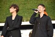 左から[ALEXANDROS]の川上洋平（Vo, G）と磯部寛之（B, Cho）。