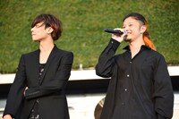 左から[ALEXANDROS]の川上洋平（Vo, G）と磯部寛之（B, Cho）。
