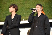 左から[ALEXANDROS]の川上洋平（Vo, G）と磯部寛之（B, Cho）。