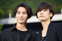 左から福士蒼汰、川上洋平（Vo, G / [ALEXANDROS]）。