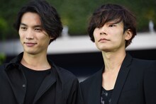 左から福士蒼汰、川上洋平（Vo, G / [ALEXANDROS]）。