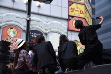 [ALEXANDROS]、早乙女太一、小柳友と共に写真を撮る福士蒼汰。