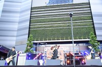 映画「BLEACH」主題歌「Mosquito Bite」を披露する[ALEXANDROS]。