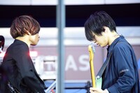 左から[ALEXANDROS]の川上洋平（Vo, G）と白井眞輝（G）。