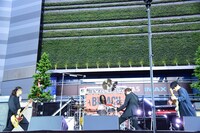 主題歌「Mosquito Bite」を披露する[ALEXANDROS]。