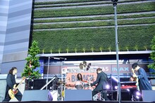 主題歌「Mosquito Bite」を披露する[ALEXANDROS]。