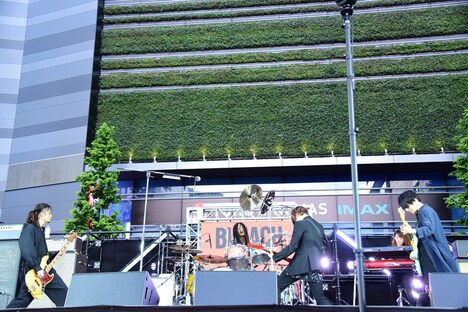 主題歌「Mosquito Bite」を披露する[ALEXANDROS]。