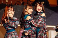 けやき坂46「『走り出す瞬間』ツアー2018」千葉・幕張イベントホール7月9日公演の様子。左から加藤史帆、齊藤京子、佐々木美玲。（撮影：上山陽介）