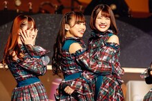 けやき坂46「『走り出す瞬間』ツアー2018」千葉・幕張イベントホール7月9日公演の様子。左から加藤史帆、齊藤京子、佐々木美玲。（撮影：上山陽介）