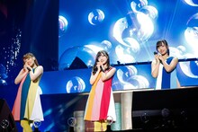 けやき坂46「『走り出す瞬間』ツアー2018」千葉・幕張イベントホール7月9日公演の様子。左から濱岸ひより、河田陽菜、宮田愛萌。（撮影：上山陽介）