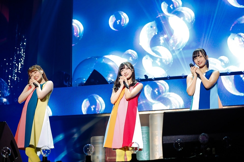 けやき坂46「『走り出す瞬間』ツアー2018」千葉・幕張イベントホール7月9日公演の様子。左から濱岸ひより、河田陽菜、宮田愛萌。（撮影：上山陽介）
