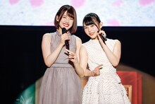 けやき坂46「『走り出す瞬間』ツアー2018」千葉・幕張イベントホール7月9日公演の様子。左から佐々木美玲、柿崎芽実。（撮影：上山陽介）