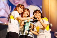 けやき坂46「『走り出す瞬間』ツアー2018」千葉・幕張イベントホール7月9日公演の様子。左から加藤史帆、佐々木美玲、齊藤京子。（撮影：上山陽介）