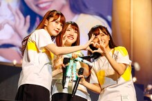 けやき坂46「『走り出す瞬間』ツアー2018」千葉・幕張イベントホール7月9日公演の様子。左から加藤史帆、佐々木美玲、齊藤京子。（撮影：上山陽介）