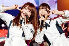 左から加藤史帆、高本彩花。（撮影：上山陽介）