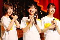 左から東村芽依、影山優佳、高本彩花。（撮影：上山陽介）