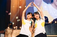 左から影山優佳、柿崎芽実。（撮影：上山陽介）