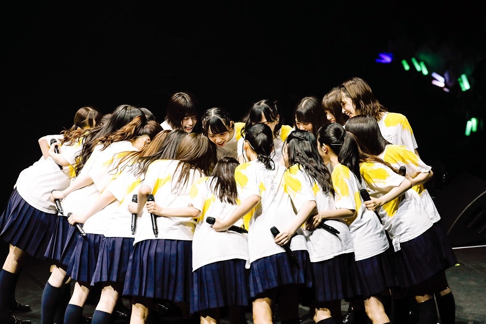 ステージ上で円陣を組むけやき坂46。（撮影：上山陽介）