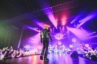 花道を歩く串田アキラの後ろ姿。