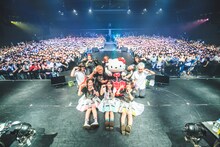 記念撮影するイヤホンズとゲスト出演者たち。