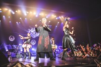 大槻ケンヂ（中央）とイヤホンズ。