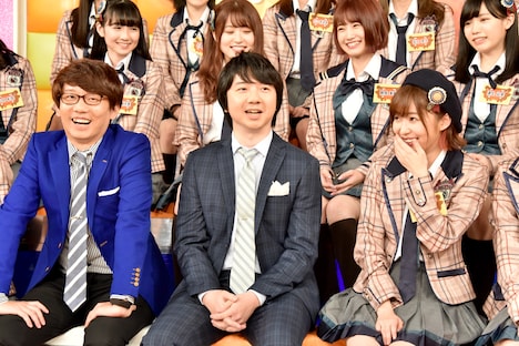 三四郎と指原莉乃(右)。