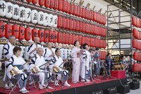 「中野駅前大盆踊り大会」の様子。