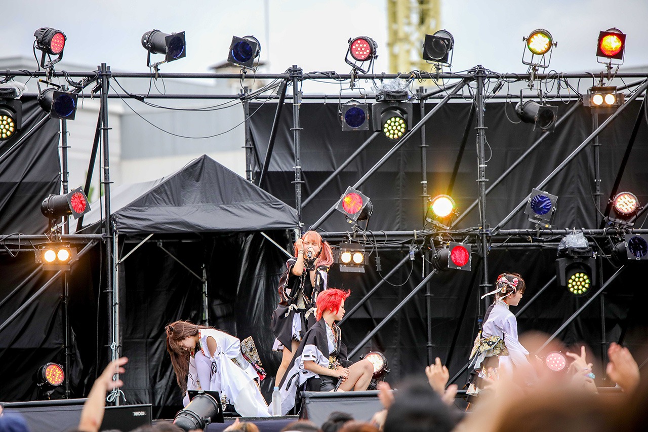 「アイドル横丁夏まつり!!～2018～」でパフォーマンスするLADYBABY。（写真提供：キングレコード）