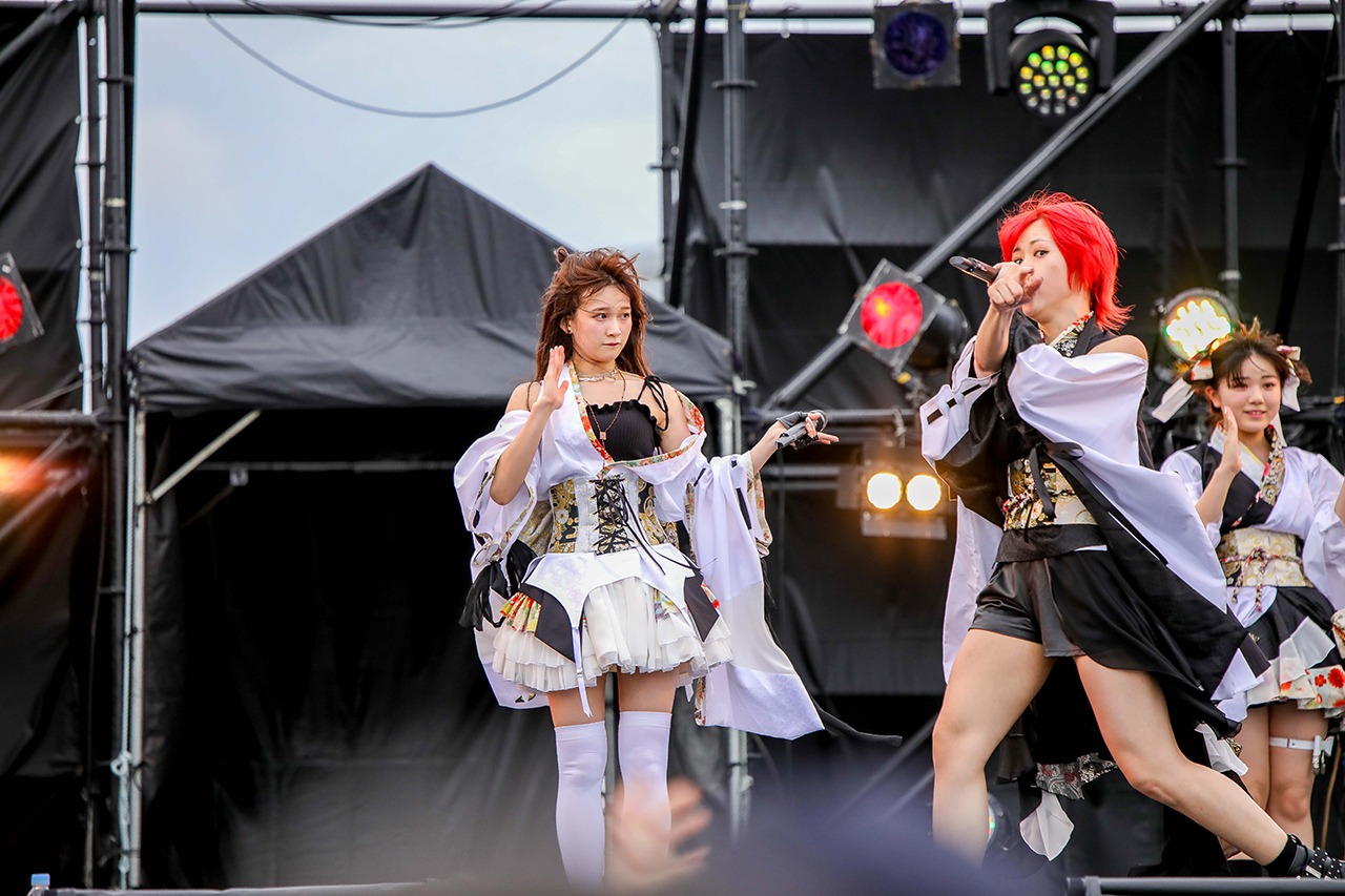 「アイドル横丁夏まつり!!～2018～」でパフォーマンスするLADYBABY。（写真提供：キングレコード）