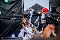 左から金子理江、有馬えみり。（写真提供：キングレコード）