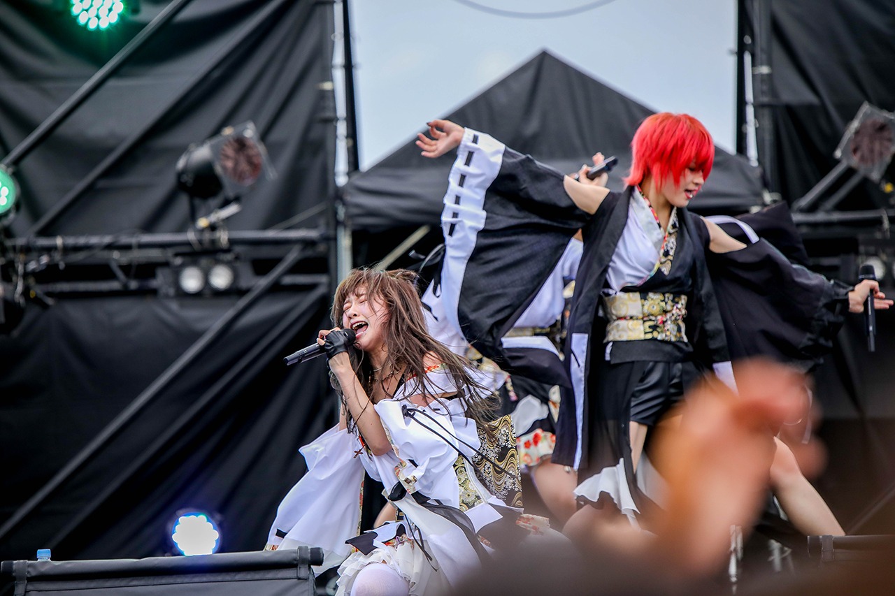 左から金子理江、有馬えみり。（写真提供：キングレコード）