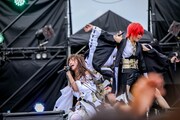 左から金子理江、有馬えみり。(写真提供:キングレコード)