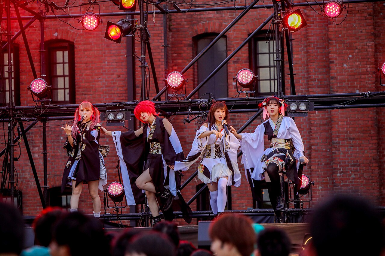 「アイドル横丁夏まつり!!～2018～」でパフォーマンスするLADYBABY。（写真提供：キングレコード）