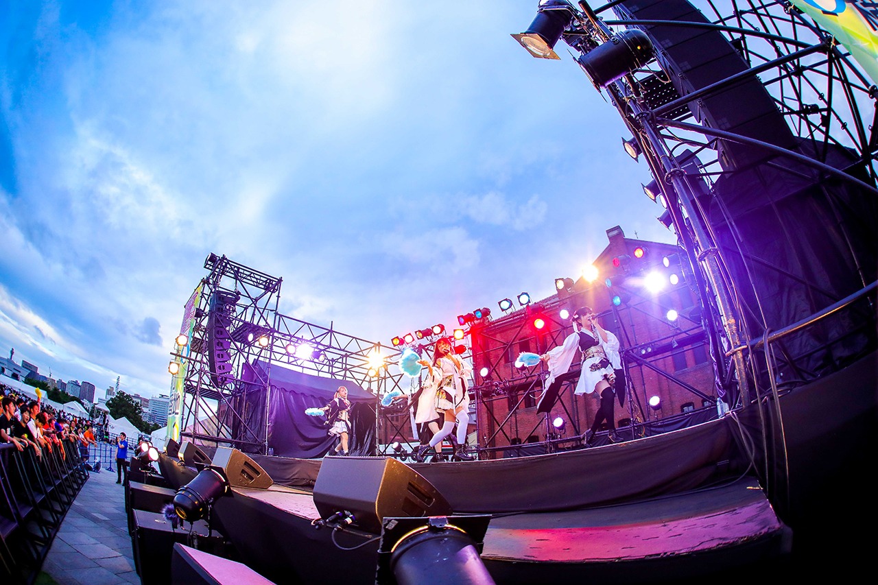 「アイドル横丁夏まつり!!～2018～」でパフォーマンスするLADYBABY。（写真提供：キングレコード）