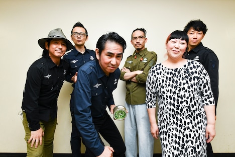 田島貴男（ORIGINAL LOVE）とバンドメンバーによる記念写真。（撮影：工藤ちひろ）