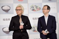 左から箭内道彦、内堀雅雄福島県知事。