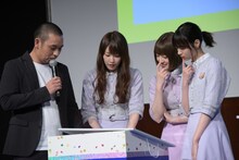 クイズを解く（左から）大悟、高山一実、中田花奈、西野七瀬。