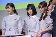 正解を考える（左から）白石麻衣、山下美月、佐藤楓。