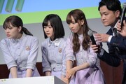 クイズの正解を考える（左から）白石麻衣、山下美月、佐藤楓、ノブ。
