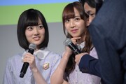 正解を考える（左から）山下美月、佐藤楓。