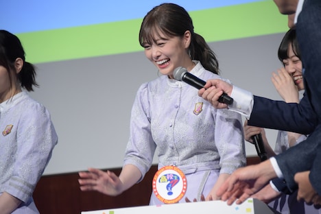 回答ボタンを押した白石麻衣。