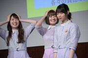 罰ゲームが決まり頭を抱える高山一実（左）、中田花奈（中央）と、静かに敗北を噛みしめる西野七瀬（右）。