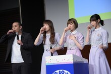 センブリ茶を飲む（左から）大悟、高山一実、中田花奈、西野七瀬。