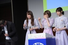 センブリ茶を飲んだ（左から）大悟、高山一実、中田花奈、西野七瀬。