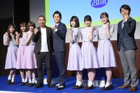 乃木坂46と千鳥（中央）、桝太一アナウンサー（右）。