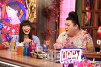 左からmiwa、マツコ・デラックス。(c)フジテレビ
